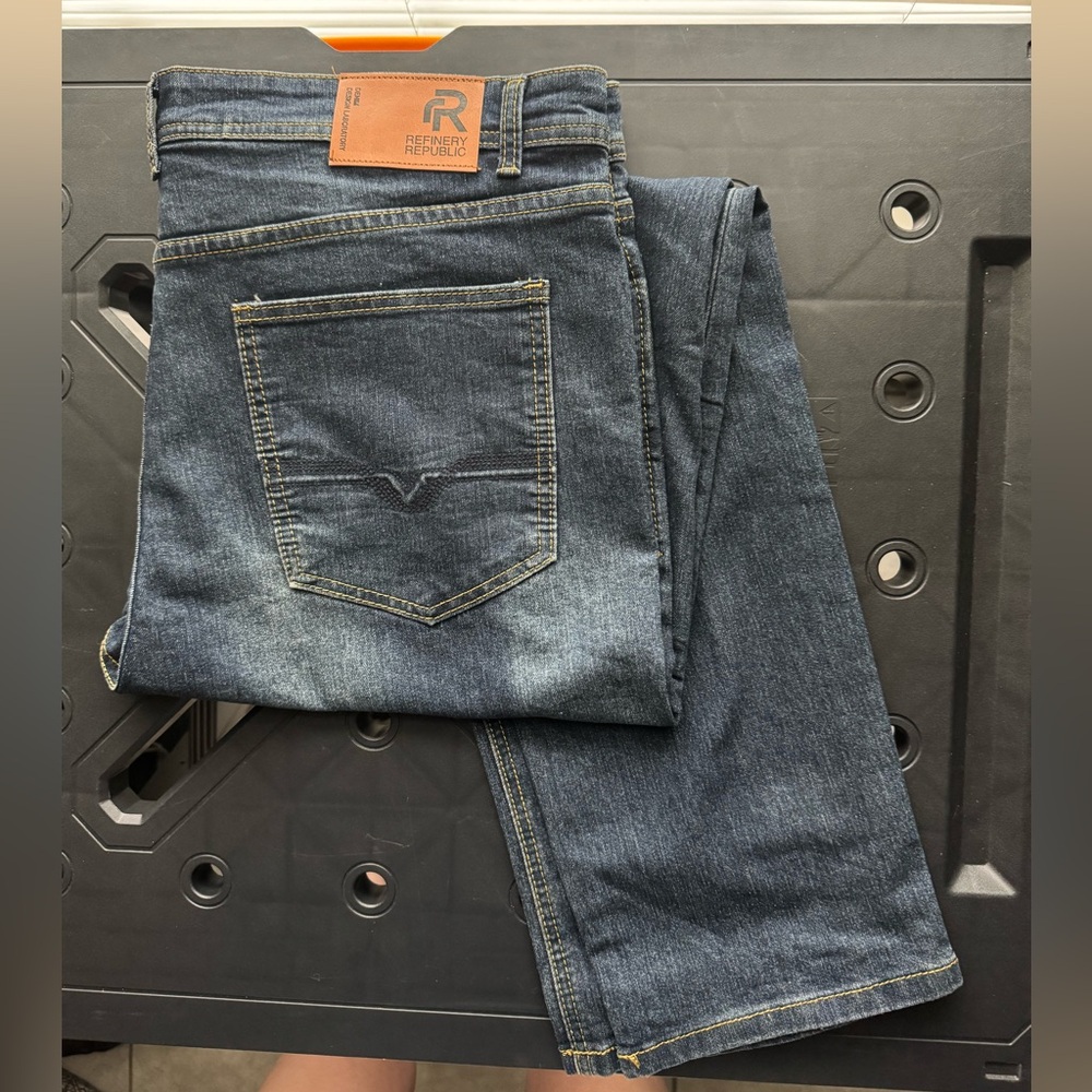 Men's Refinery Republic Straight Jeans. Size 40/32.
